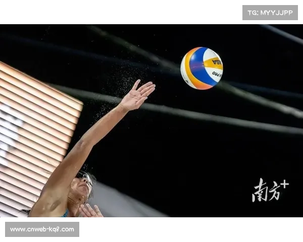 全运会沙排香港赛区飘雨，义工提前准备雨衣应对