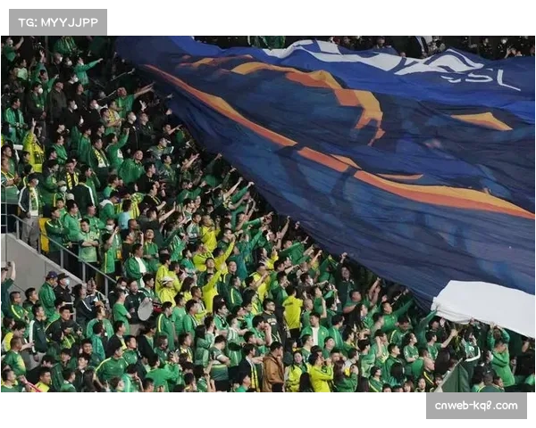 通讯:安菲尔德的不眠夜——利物浦晋级后,球迷自发清理看台垃圾 通讯:安菲尔德的不眠夜——利物浦晋级后,球迷自发清理看台垃圾